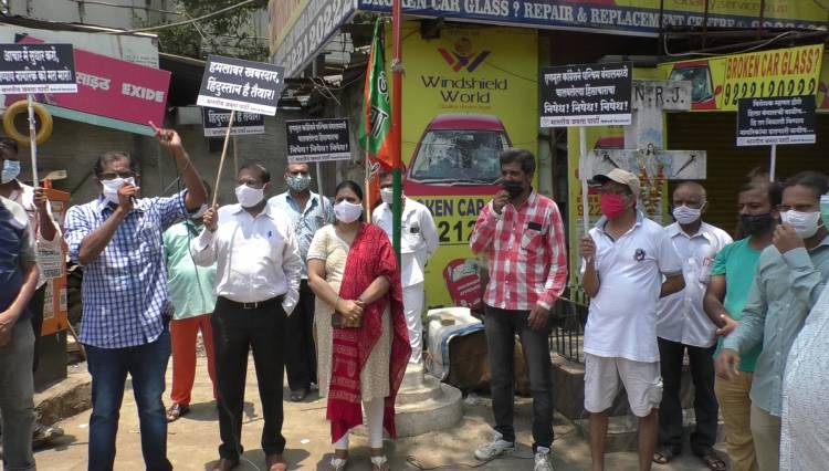 BJP workers staged a protest against West Bengal violence in Vile Parle.